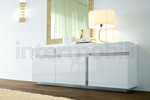 Комод с современным дизайном.