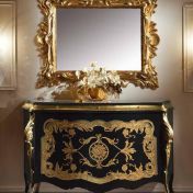 Комод с позолоченным орнаментом