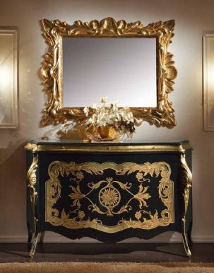 Комод с позолоченным орнаментом