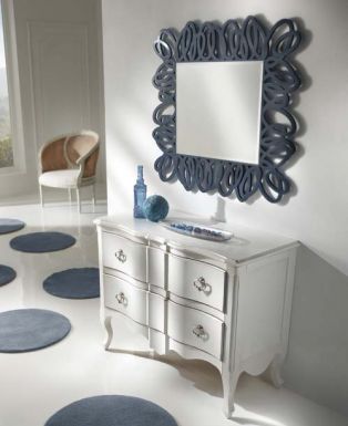 Комод с четырьмя вместительными ящиками