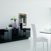 Комод с глянцевыми панелями.