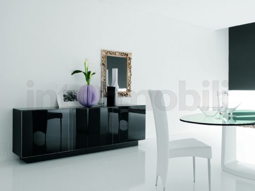 Комод с глянцевыми панелями.