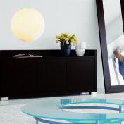 Комод с тремя дверцами и дополнительной полкой.