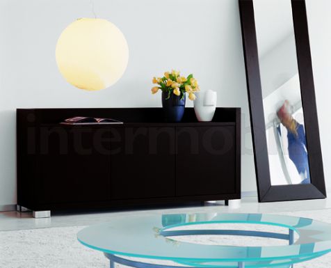 Комод с тремя дверцами и дополнительной полкой.