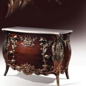 Комод с отделкой в стиле