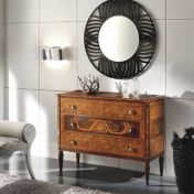 Комод со стильным зеркалом в комплекте