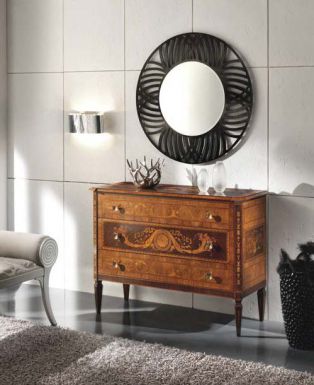 Комод со стильным зеркалом в комплекте