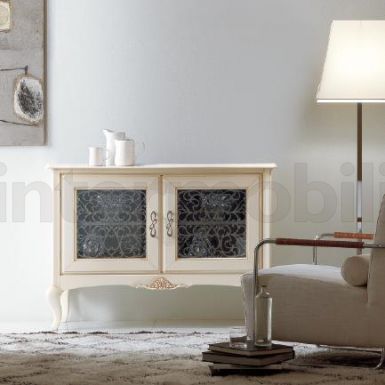 Комод в светлой гамме.