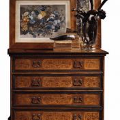 Комод в классическом стиле