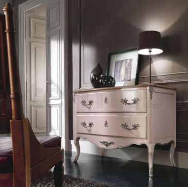 Комод в розоватом тоне