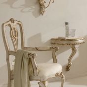 Комплект для спальни с мягким креслом в светлой отделке