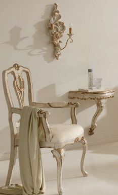 Комплект для спальни с мягким креслом в светлой отделке