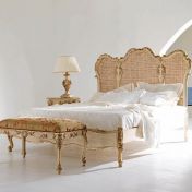 Композиция для спальни в позолоченной отделке