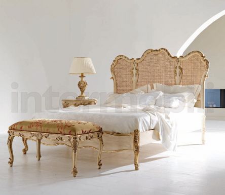 Композиция для спальни в позолоченной отделке
