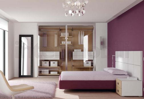 Композиция для спальни с яркой кроватью и гардеробной