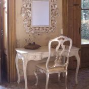 Композиция для гостиной с роскошным зеркалом в резной раме