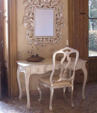 Композиция для гостиной с роскошным зеркалом в резной раме