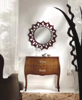 Композиция из небольшого комода с аккуратным зеркалом