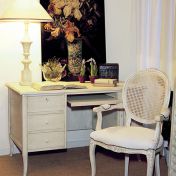 Компьютерный стол и кресло с резным каркасом