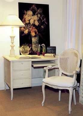 Компьютерный стол и кресло с резным каркасом