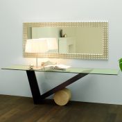 Консоль геометрической формы от Cattellan.