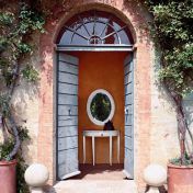 Консоль и овальное зеркало из классической коллекции Decor