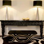 Консоль и мягкая скамья.