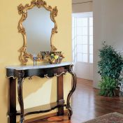 Консоль и зеркало в позолоченной раме