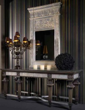 Консоль и зеркало в массивной раме для гостиной.