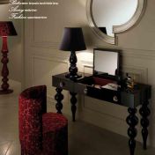 Консоль и мягкий стул от DV Home Collection.