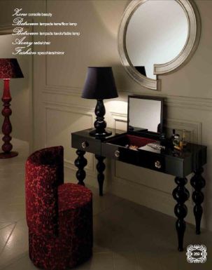 Консоль и мягкий стул от DV Home Collection.