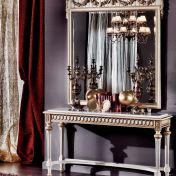 Консоль и роскошное зеркало в деревянной раме