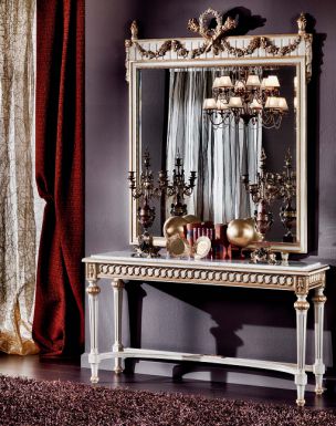 Консоль и роскошное зеркало в деревянной раме