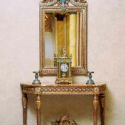 Консоль и зеркало в золотой гамме.