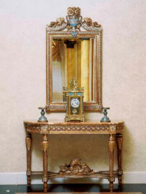 Консоль и зеркало в золотой гамме.