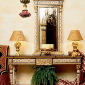 Консоль с выдвижным шкафом и зеркалом.