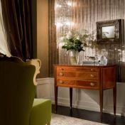 Консоль с выдвижными ящичками.