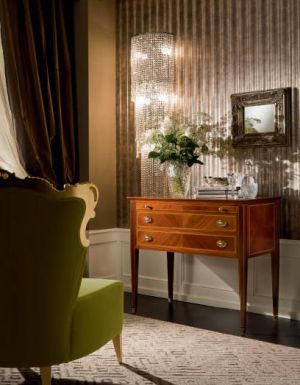 Консоль с выдвижными ящичками.