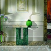 Консоль со стеклянной столешницей.