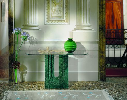 Консоль со стеклянной столешницей.