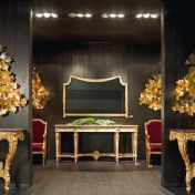 Консоль, зеркало и стулья для прихожей.