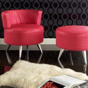 Коралловое кресло и удобный пуф.