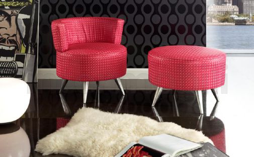 Коралловое кресло и удобный пуф.