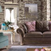 Коричневый кожаный диван