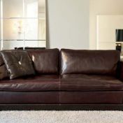 Коричневый кожаный диван от Poles Salotti.