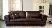 Коричневый кожаный диван от Poles Salotti.