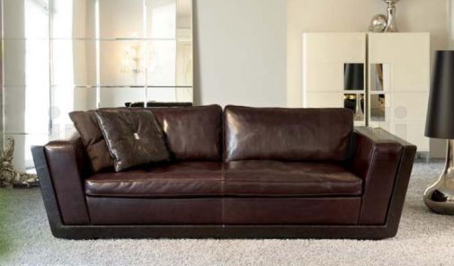 Коричневый кожаный диван от Poles Salotti.