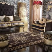 Королевский диван и кресло черного цвета.