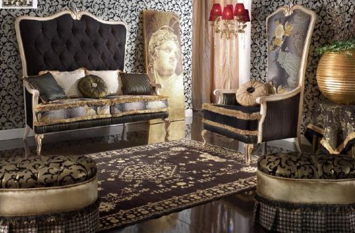 Королевский диван и кресло черного цвета.