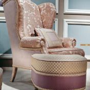 Королевское кресло и изящный пуф.